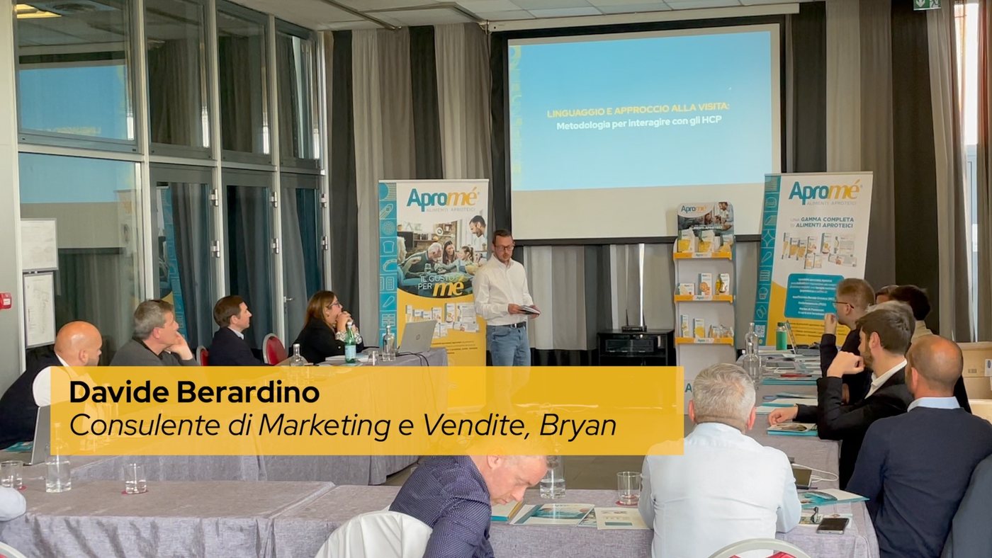 Frame da una sessione di formazione: sottopancia a blocco pieno nel colore del brand