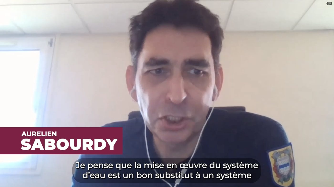 Frame da un'intervista VID Fire-Kill: sottopancia a sinistra e sottotitoli centrati, in due corsie distinte